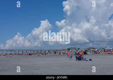 Scène de plage d'été avec foule et nuages, Sunset Beach, NC, USA Banque D'Images