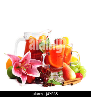 Pot de jus d'été jus limonade ou de sangria avec des fruits isolé sur fond blanc Banque D'Images