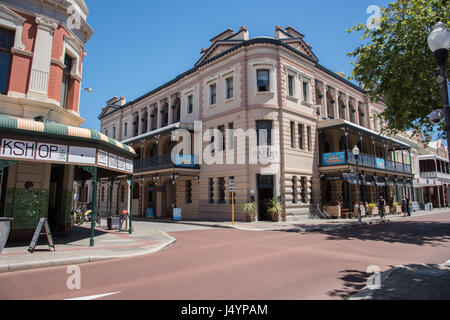 Australia-November,Fremantle WA,13,2016 Nos gens au café en plein air au bar de l'Orient avec l'architecture historique au centre-ville de Fremantle, Australie occidentale. Banque D'Images