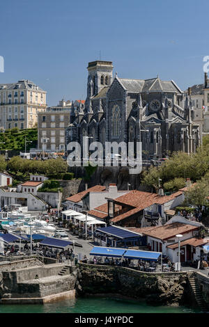 Le port de pêche ou le port vieux, et l'église Sainte Eugénie, Biarritz, France, Banque D'Images