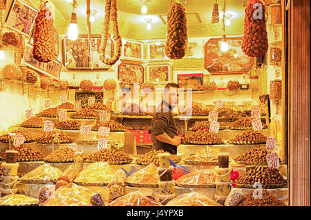 Fes, MAROC - 18 février 2017 : Un homme non identifié dans un marché de rue à Fès, Maroc Banque D'Images