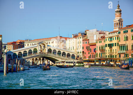 Venise, Italie - 27 juin 2012 : Pont du Rialto Pont du Rialto ( ) et gondoles sur le Grand Canal à Venise, Vénétie, Italie Banque D'Images