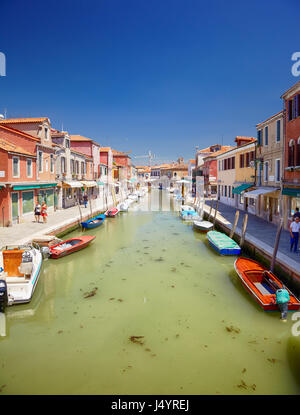 MURANO, ITALIE - 26 juin 2012 : point de vue sur le canal Rio dei Vetrai et embarkments dei Vetrai et Daniele Manin à Murano, Italie Banque D'Images