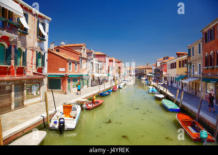 MURANO, ITALIE - 26 juin 2012 : point de vue sur le canal Rio dei Vetrai et embarkments dei Vetrai et Daniele Manin à Murano, Italie Banque D'Images