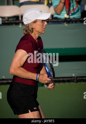 MIAMI, FLORIDE - MARS 25-Tennis grand Martina Navratilova, chauffe pour son match de double le 25 mars 2006. Elle est considérée comme le meilleur tennis Banque D'Images