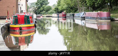 DEVIZES, UK - 13 MAI 2017 : Canal bateaux à quai Devizes Wiltshire, UK Banque D'Images