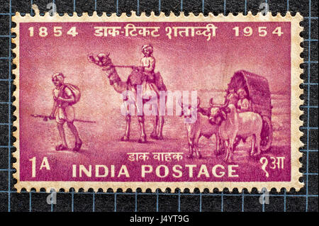 Timbre ancien centenaire de l'Inde une anna de l'Inde poste 1854 à 1954, montrant la livraison à pied, chameau et chariot de taureaux. Banque D'Images