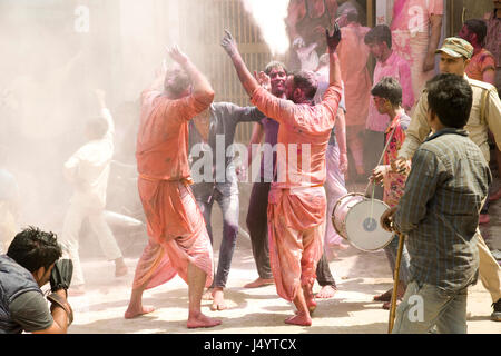 Les dévots célébrer holi festival, Mathura, Uttar Pradesh, Inde, Asie Banque D'Images