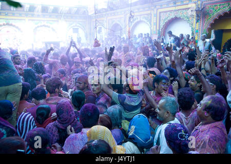 Les dévots dans dwarkadheesh temple, Mathura, Uttar Pradesh, Inde, Asie Banque D'Images