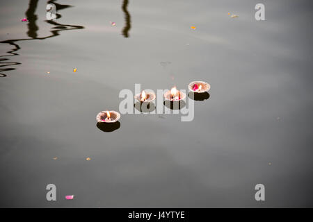 Lampe d'huile flottant sur le fleuve, Mathura, Uttar Pradesh, Inde, Asie Banque D'Images