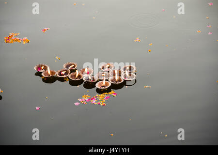 Lampe d'huile flottant sur le fleuve, Mathura, Uttar Pradesh, Inde, Asie Banque D'Images