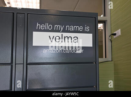 Amazon locker, utilisé pour ramasser des colis commandés sur Amazon.ca. Situé dans un hall de banque dans la région métropolitaine de Vancouver, Canada. Banque D'Images