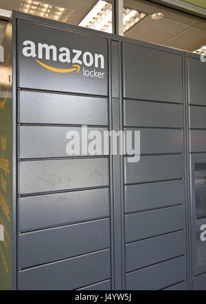 Amazon locker, utilisé pour ramasser des colis commandés sur Amazon.ca. Situé dans un hall de banque dans la région métropolitaine de Vancouver, Canada. Banque D'Images