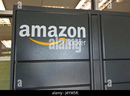 Amazon locker, utilisé pour ramasser des colis commandés sur Amazon.ca. Situé dans un hall de banque dans la région métropolitaine de Vancouver, Canada. Banque D'Images