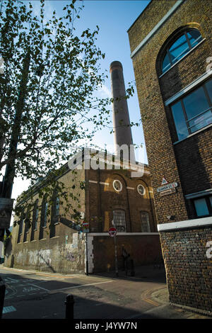 Coin de rue Quaker et Brick Lane à Londres Spitalfields montrant la cheminée caractéristique de l'ancienne brasserie Truman tôt le matin pas de personnes Banque D'Images