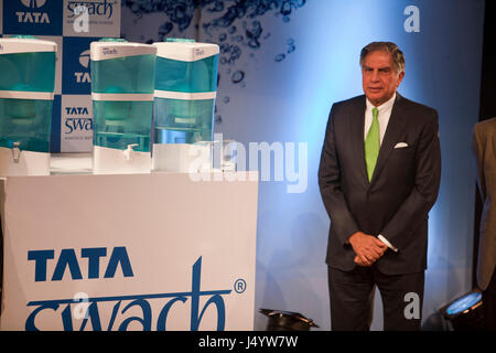 Ratan Tata lors du lancement du purificateur d'eau Tata Swach, Bombay, Mumbai, Maharashtra, Inde, Asie Banque D'Images