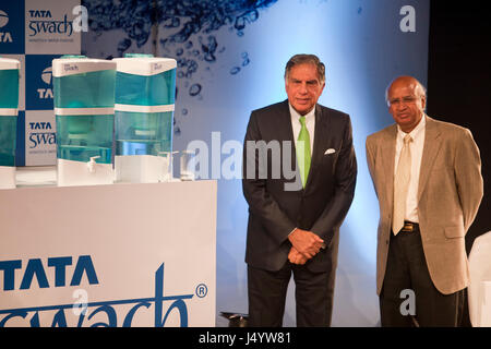 Ratan Tata et s ramadorai pendant le lancement purificateur d'eau, Mumbai, Maharashtra, Inde, Asie Banque D'Images