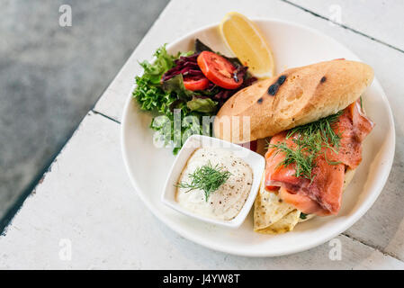 Frais et sain scandinaves sandwich au saumon fumé avec des œufs et de la crème sure set meal Banque D'Images