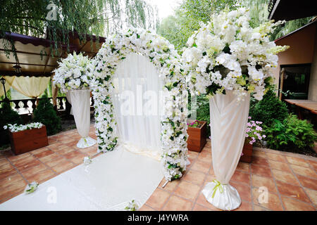 Arche de mariage d'orchidées blanches et roses Banque D'Images