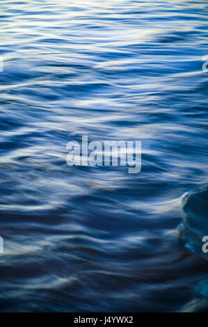 Arrière-plan flou abstrait de l'ondulation de la surface de l'océan bleu. Vitesse d'obturation lente ; motion blur Banque D'Images