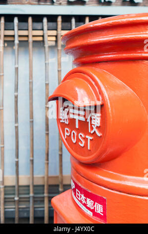 Kobe, Japon - Mars 2016 : postbox se trouve à côté d'une rue à l'Hot spring village d'Arima Onsen à Kobe, Japon Banque D'Images