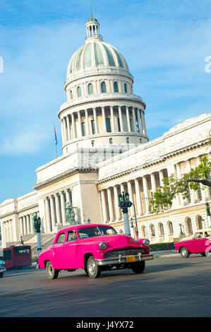 - La Havane, juin 2011 : taxi voiture cubaine américaine classique passe devant le Capitolio building dans le centre de La Havane. Banque D'Images