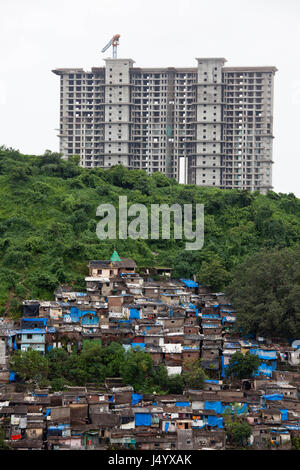 Riches et pauvres, les bidonvilles et en construction bâtiment moderne, Mumbai, Maharashtra, Inde, Asie Banque D'Images