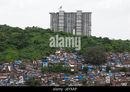 Riches et pauvres, les bidonvilles et en construction bâtiment moderne, Mumbai, Maharashtra, Inde, Asie Banque D'Images