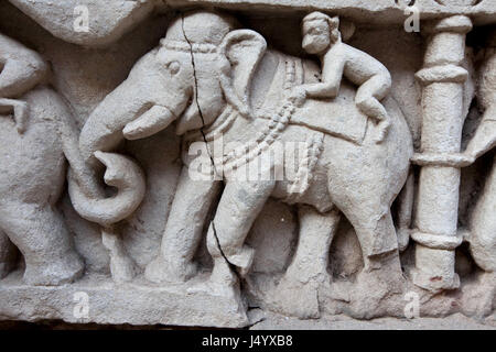 Singe sur éléphant sculpture à l'intérieur Rani ki Vav, Patan, Gujarat, Inde, Asie Banque D'Images