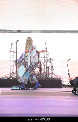 Julia Michaels à la radio KIIS FM Wango Tango 2017 au StubHub Center le 13 mai 2017 à Carson, Californie. Banque D'Images