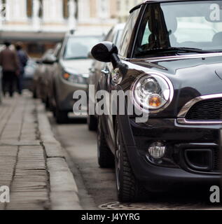 Fragment de voiture Mini Cooper debout à trottoir Banque D'Images