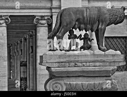 Statue de la Louve Capitoline en dehors du musée, Rome. L'Italie Photo ...