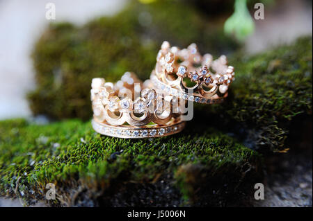 Les anneaux de mariage en forme de couronne Banque D'Images