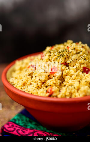 Libre d'un bol en terre cuite avec taboulé, une salade arabe levantin typique, sur un set de table pour le déjeuner ou le dîner Banque D'Images