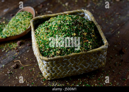 Libre d'un carré panier et d'une cuillère de bois plein de soupe de légumes mélanger avec la semoule, sur une table en bois rustique Banque D'Images