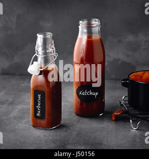 Le ketchup et sauce barbecue Banque D'Images