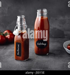 Le ketchup et sauce barbecue Banque D'Images