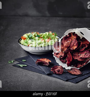 Plaquettes de betterave avec guacamole Banque D'Images