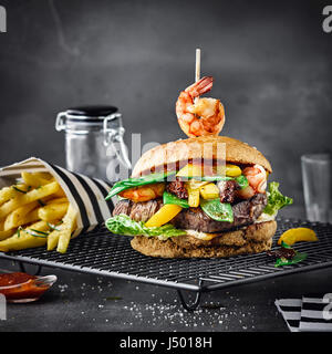 Surf & turf burger Banque D'Images