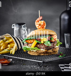 Surf & turf burger Banque D'Images