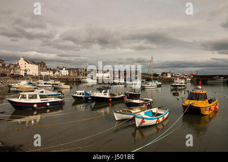 Bateaux dans le port de Stonehaven Banque D'Images