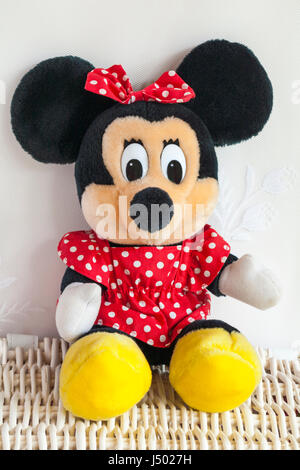Minnie en peluche douce assis sur panier en osier Banque D'Images