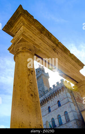 Piazza Grande Square et Palazzo Contuzzi, Montepulciano, Province de Sienne, Toscane, Italie, Europe Banque D'Images