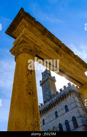 Piazza Grande Square et Palazzo Contuzzi, Montepulciano, Province de Sienne, Toscane, Italie, Europe Banque D'Images