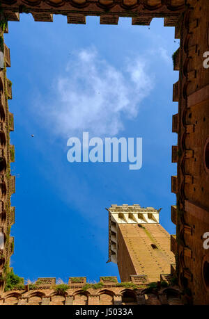 Piazza del Campo est la place principale de Sienne avec vue sur Palazzo Pubblico et sa Torre del Mangia Banque D'Images