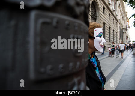 Madrid, Espagne. 14 mai, 2017. Une femme avec un masque anonyme lors d'une manifestation pour le 6ème anniversaire de 15M mouvement social à Madrid, Espagne. Credit : Marcos del Mazo/Alamy Live News Banque D'Images