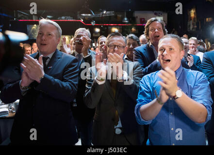 Düsseldorf, Allemagne. 14 mai, 2017. L'AfD (Alternative pour l'Allemagne) partisans célèbrent après les premières projections sont annoncés à Duesseldorf, Allemagne, 14 mai 2017. Photo : Bernd Thissen/dpa/Alamy Live News Banque D'Images