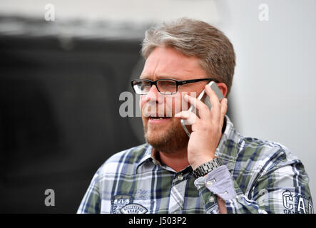 Düsseldorf, Allemagne. 14 mai, 2017. Homme politique de l'AfD sur le Reil Guido téléphone après les premiers résultats à Duesseldorf, Allemagne, 14 mai 2017. Photo : Bernd Thissen/dpa/Alamy Live News Banque D'Images