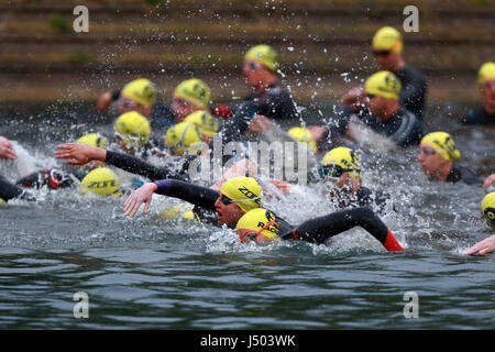 Peterborough (Cambridgeshire, Angleterre. 13 mai, 2017. Concurrents dans le Mojito Monster commencer la course de triathlon natation dans l'Aviron le sur la rivière Nene à Peterborough Cambridgeshire, le 13 mai 2017 Crédit : Paul Marriott/Alamy Live News Banque D'Images