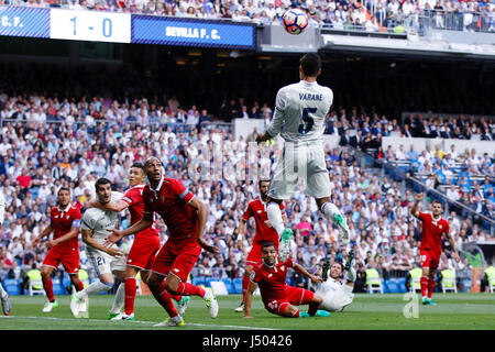 Madrid, Espagne. 14 mai, 2017. Raphael Varane (5) joueur du Real Madrid. La Liga entre le Real Madrid vs Sevilla FC au Santiago Bernabeu à Madrid, Espagne, le 14 mai 2017 . Gtres más información : crédit en ligne Comuniación,S.L./Alamy Live News Banque D'Images